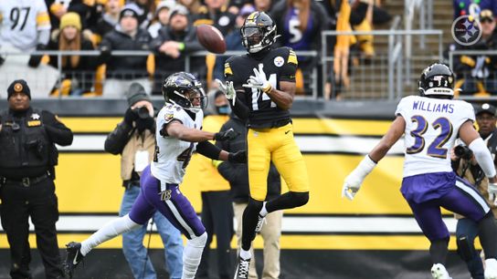 Steelers' George Pickens (#14) makes a catch against the Baltimore Ravens in Pittsburgh, PA. Steelers' George Pickens (#14) makes a catch against the Baltimore Ravens in Pittsburgh, PA.