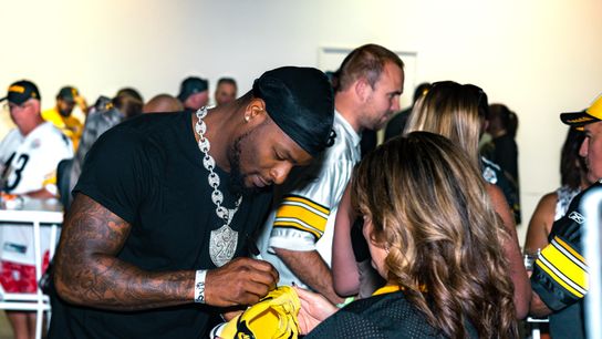 Former Steelers running back Le'Veon Bell signs autographs at the Terrible Tailgate in Las Vegas in 2023