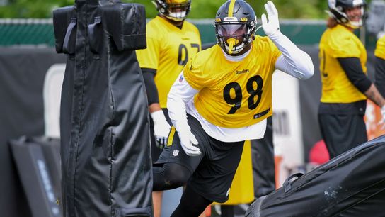 Steelers DeMarvin Leal works on his pass rush moves in practice Steelers DeMarvin Leal