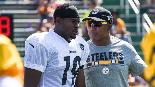 Steelers former offensive coach Hines Ward speaking with Juju on sidelines Steelers former offensive coach Hines Ward speaking with Juju on sidelines