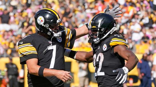 Steelers Ben Roethlisberger (7) embraces Najee Harris (22) Steelers Ben Roethlisberger (7) embraces Najee Harris (22)