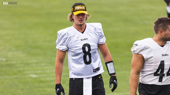 Steelers rookie quarterback, Kenny Pickett at 2022 training camp at St. Vincent’s College. | Jordan Schofield / Steeler Nation (JSKO_PHOTO TWITTER)
Steelers rookie quarterback, Kenny Pickett at 2022 training camp at St. Vincent’s College. | Jordan Schofield / Steeler Nation (JSKO_PHOTO TWITTER)