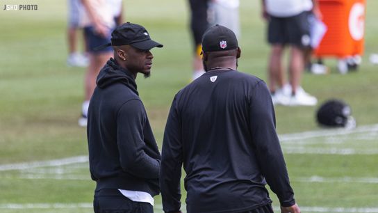 Steelers newest scout and former cornerback, Ike Taylor (left) and head coach Mike Tomlin (right) speak with another during a 2022 practice. | Photo credit: Jordan Schofield / SteelerNation (Twitter: @JSKO_PHOTO) Steelers newest scout and former cornerback, Ike Taylor (left) and head coach Mike Tomlin (right) speak with another during a 2022 practice. | Photo credit: Jordan Schofield / SteelerNation (Twitter: @JSKO_PHOTO)