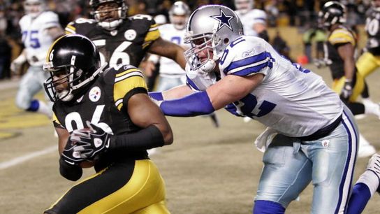 Deshea Townsend intercepts Tony Romo’s 4th quarter pass for a touchdown, giving the Steelers a 20-13 win. (AP Photo)
Deshea Townsend intercepts Tony Romo’s 4th quarter pass for a touchdown, giving the Steelers a 20-13 win. (AP Photo)