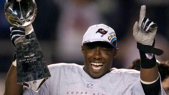 Super Bowl MVP Dexter Jackson celebrates after holding the Lombardi trophy. Steelers Dexter Jackson