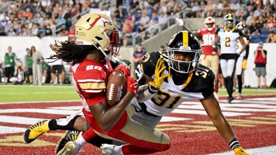Former Steelers receiver Deon Cane catches a touchdown in the 2023 USFL championship game.
