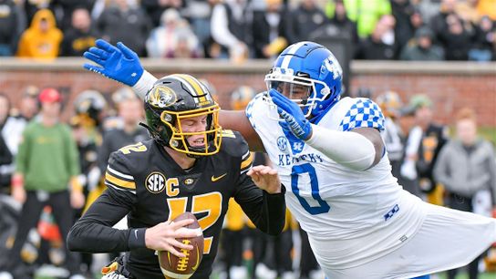 Deone Walker (0) sacking Missouri's quarterback in 2022.