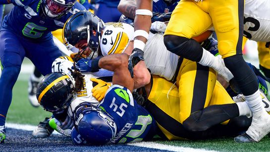 Steelers Najee Harris scores a touchdown against the Seahawks