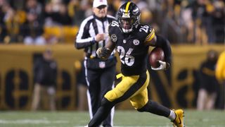 Former Steelers RB Le'Veon Bell Says He Didn't Release Music With Legendary Snoop Dogg In 2014 Initially Because Of Football (Le'Veon Bell News). Photo by Charles LeClaire / USA Today Sports 
