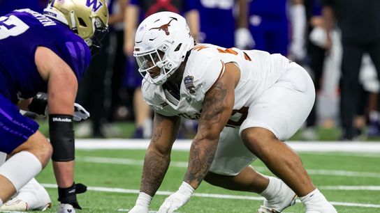 Former Texas star Byron Murphy II gets ready to attack the offensive line. Steelers' Byron Murphy II
