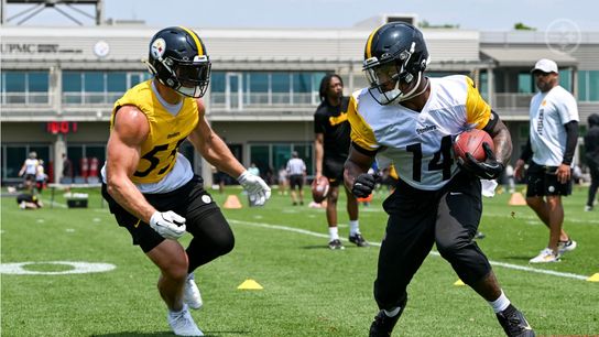 Steelers' running back Kenneth Gainwell making a run during 2025 minicamp.