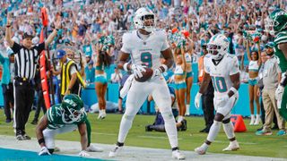 Steelers Get Harsh Reality On Newly Acquired Tight End Jonnu Smith (Steelers News). Photo by Al Diaz / Miami Herald via AP Photo 