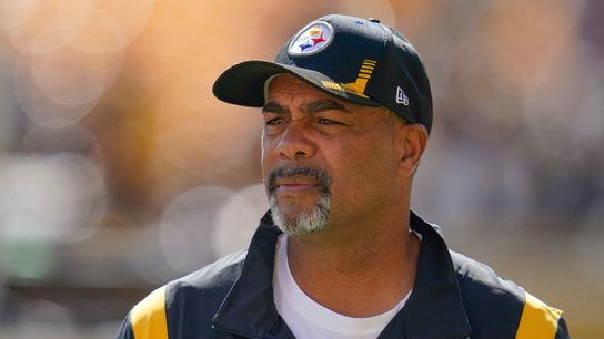 Steelers' Defensive Coordinator Teryl Austin looking on from the sidelines